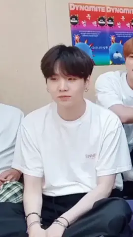 apa cuman aku yg lihat yoongi pake kaos putih lengan panjang 😻🐱💜 #yoongi #suga #minsuga #btsarmy #fyp #fypシ #fypdongggggggg