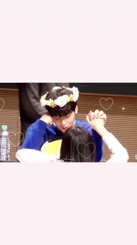 照れて自分から恋人繋ぎ両手でするウヌくん💕罪だね、、、🤦🏻‍♀️#ASTRO #チャウヌ #arohaと繋がりたい