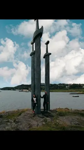 les épées de #stavanger_sjaforskole en #norvege : Le monument représente trois épées enfoncées dans le rocher. elles font 12 m de haut #travel