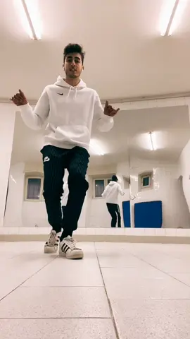 En vrai j’me suis claqué le mollet pour vous alors swipe pas sans liker 😭❤️  #vibe #dance #shuffle #viral #fyp #pourtoi