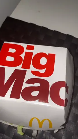 Le Mega Mac limité par personne mais bon j’en ai 6 Merci @mcdonaldsfrance #bigmac #yum #miam #fyp #pourtoi