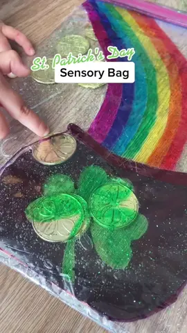 🍀Let’s count coins with this fun sensory game! #dayandnight #toddlermom #stpatricksdayactivities #stpatricksday #sensoryplay #sensorybag #ot