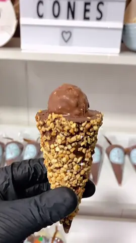 Nossos famosos cones gourmet #conetrufados #conesrecheados #kitkat #kinderbueno #chocolate #confeitaria #viral