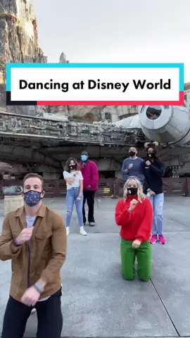 Who did it best? 😉 @disneyparks @happykelli @toshpointfro @sweetportfolio @donzelltaggart @mr_tovar #happyplace #disney #mrmctiktok dc: @snarkymarky