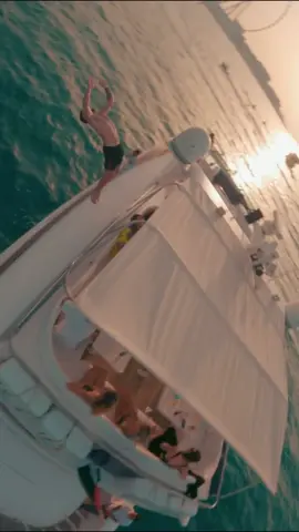JUMP SHOT WITH #FPV #yacht #fy #fyp #dubai #dubai_dxb_uae #DIY #drone #sea #artist