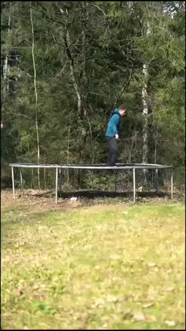 Why is this so satisfying yet uncomfortable... 😳(Via ig/lionolin) #foryoupage #fyp #satisfying #satisfyingvideos #trampoline