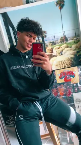Drake vibes 🔥 #newdrake #drizzydrake #dailyvibez #airjordan1 #mirrortoks #mixedguy