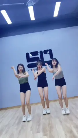 Lại là một bài nhảy đến từ 3 cô gái PLEIKU #xotit choreography Học trò : @xuannhii__  @ngocphung0909