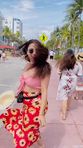 Dancing in the streets 💋♥️ #foryou #foryoupage #fyp #traveller #vacay #tiktokindia #punjabisinthehouse #thatcoolgirl