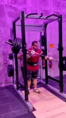 I can’t stop laughing at my friend’s fails🤣🤣 #gym #powerlifting #strongmen #weights #liftingweights #lifting #deadlift #heavyweight #overheadpress