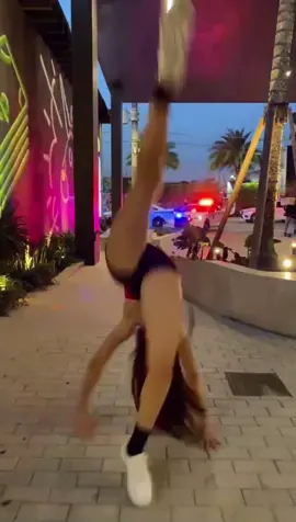 Vroom vroom💃🏻 #fyp #dance #danceinpublic #twerkingdance #YesDayChallenge #flexiblegirl