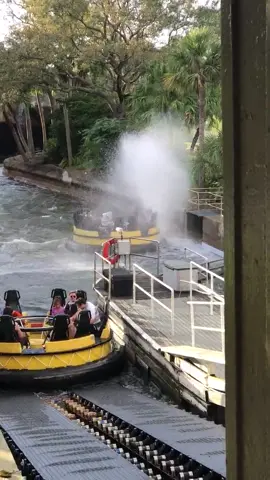 Oops, didn’t see that one coming💦😂 #buschgardens #tampa #florida #themepark #fun #fy #usa #rapid #intamin #water #soaked #pretpark #omg #wow #bgt #a