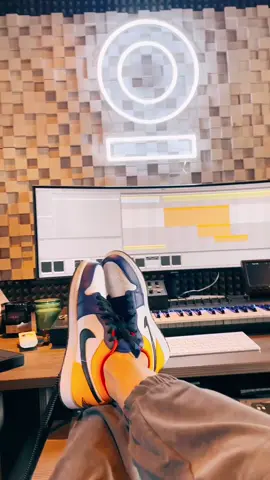 In Hots Kitchen, cooking ✌️ #hotsince82 #studio #music #starwars #kneedeep #kneedeepinsound #nike #nikedunk