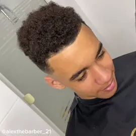 Jamal Musiala #fcbayern #munchen #jamalmusiala #musiala #skinfade #fade #barber #barbershop #germanytiktok #hair #haircut #football #footballhaircut