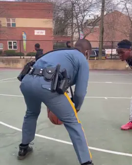 🚨 This officer knows how to HOOP 🚨 (via stayreal302 | IG) #hoops #funny #basketball #buckets