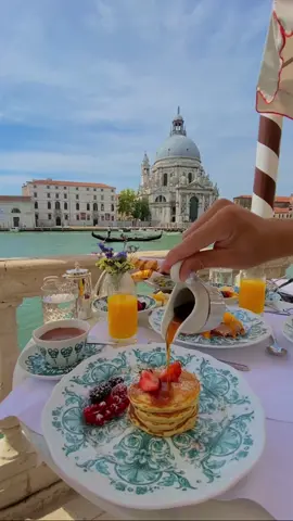 Breakfast in the heart of the floating city 🇮🇹 Tag someone you want to be your breakfast date in Venice ✨🍉🥞 #Venice #BreakfastWithAView #StRegis