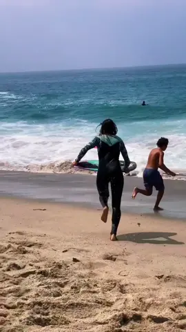 Cross up. Swell Saturday ☀️🌊 #skimboarding @built.bar
