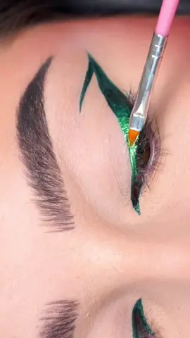 Emerald eyeliner 💚✨ #fyp #foryou #foryoupage #beautyroutine #creatorrevolution #makeupvideos #LearnOnTikTok #graphicliner #satisfying