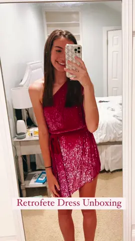 RETROFETE DRESS UNBOXING! This was the most amazing find on @therealreal #greenscreen #therealreal #retrofete @retrofete #dress #formal