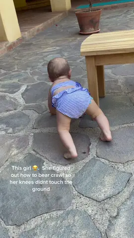 smart girl hahaha #bearcrawl #babycrawling #babycrawl #funnybaby #cutebaby #babiess