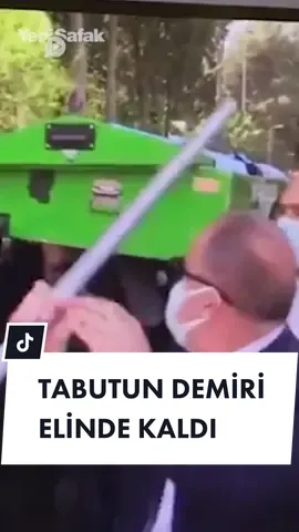 Katıldığı cenaze töreninde tabuta omuz veren Fatih Terim, tuttuğu demir elinde kalınca büyük şok yaşadı. #FatihTerim #Galatasaray