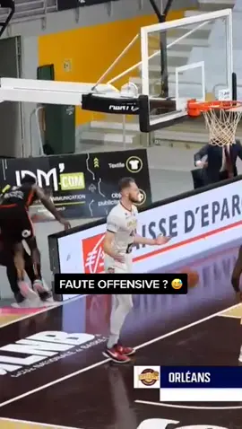 Le pauvre il n’avait rien demandé 😭 #lnb #jeepelite #basketball #chute