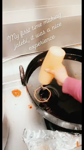My first time making jalebi, it was a nice experience🥰 #sunshinebeutyqueen #sunshine🔥 #pakistanitiktok #foryou #norway🇳🇴 #oslo #jalebi #duet
