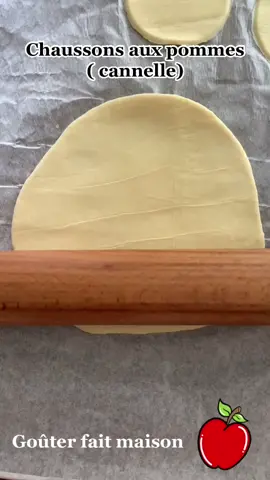 Chausson aux pommes et à la cannelle fait maison. Simple et rapide. Une tuerie !#foodtiktok #faitmaison #recettefacile #cooking #chaussonsauxpommes