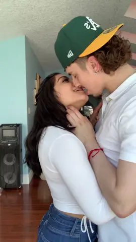They might kiss👀 @kora.ymaa #fyp #foryoupage #foryou #mexicantiktok #parati #trending #viral #couple #amor❤️ #beautiful #kiss #loverboy #novia #Love