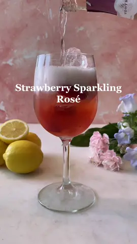 How to make a Strawberry Sparkling Rosé 🍓🍾 #cocktailrecipe #cocktails #drinks #dinnerparty #springvibes