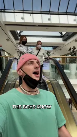 lmao the lady in the back 😂