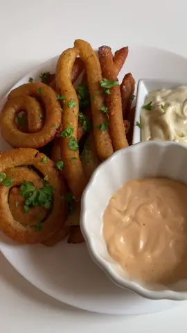 Krispiga och kryddiga pommes med chilimajo och tryffelmajo 🌀🍟 #fördig #foryou #fyp #gudomligmat