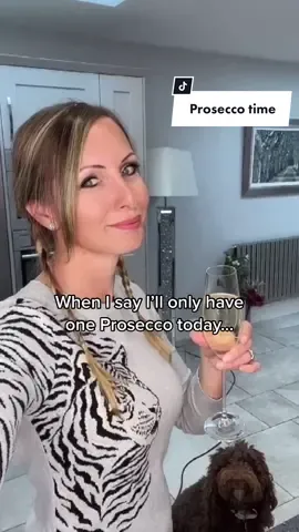 Happy Saturday evening! 🍾🥂 #proseccotime #wineoclocksomewhere #nearly40club #proseccoqueen #wineoclock #over35club