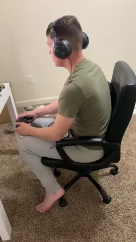 Gamer dad on baby duty 👶🏻😭 @_millieann_   #gamer #gaming #gamelancer #blowthisup #makethisgoviral #storytime #fypシ #foryou