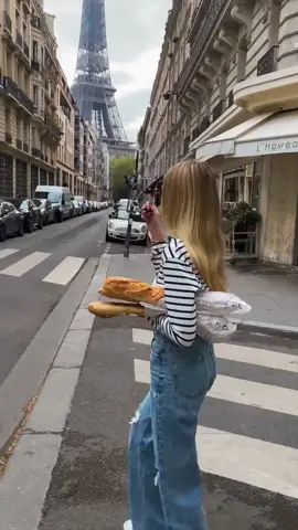 Baguette delivery 🥖🥖🥖 #paris #paristiktok #tiktokparis #baguette