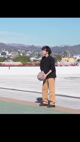 taehyung playing basketball is my new favourite thing😤 #fyp #bts #kpop #taehyung #v