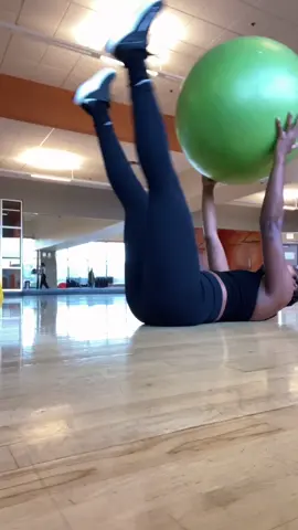 In the gym, waist on slim. One of my fav abs exercises...#Fitness #abworkout #summerbody #youtubersentiktok