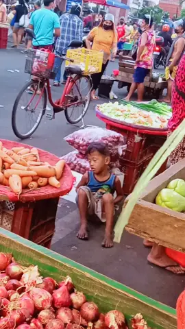 😥😥 nakaka awa naman ang batang to nawalan na sya Ng lakas😥  pinabayaan nalAng😭