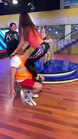 Segunda parte de @dulceggarciat bailándole a @#Fansisco en #EsShowM 😂😂😂😂 #Comedia #Destacame #follow