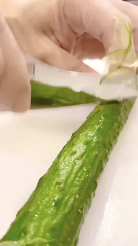 きゅうりで何を作っているでしょう？What are they making with the cucumbers? 🥒　#寿司 #sushi #tiktokfood