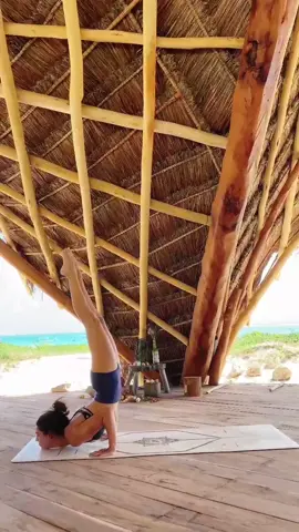 The wind affects my focus and balance so much 😂 #yoga #yogatiktok #tulum