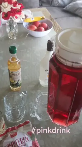 #pinkdrink#hulunder#crushesice#himbeeren#hibis#sommerdrink#cocktail #hype#fy#malibou#kokosmil#alpro #teekanne