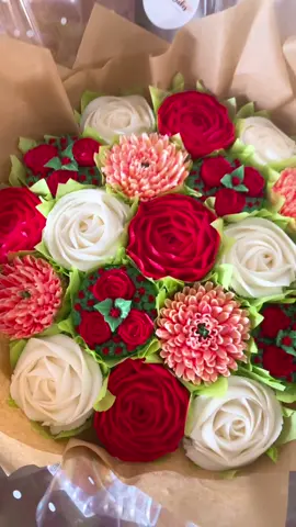 One of my most favourite bouquets ever #cupcake #cupcakebouquet #red #buttercream #buttercreamflowers #video #cake #sopretty #saturday #Love #madebyme