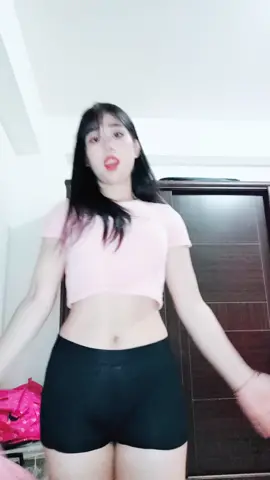 男生看女生是看哪裡啊，，？？？A-看臉哈          B-看她ㄋㄟㄋㄟ    C-看她屁股.      D-看全身
