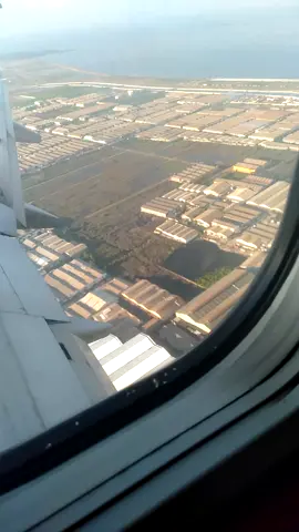 saat pesawat ingin mendarat di bandara internasional Soekarno-Hatta,,piknik ke Jakarta dn Bogor