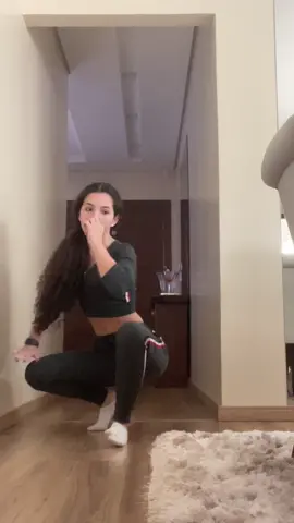 ensaiando essa aqui🙅🏻‍♀️ dc: @martinklayver
