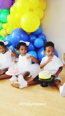 woah! 3 three year olds! Let's go!! 🎉🎉 #birthdaygarland #balloons #happybirthday #triplets #tripletslife #mommylife