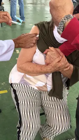 minha avó tomando vacina vai salvar sua noite! 😂😂 eu amo demais! #covid19 #COVIDVaccine #vacina #viral
