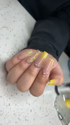 I’m ready for the summer nailsss💛💛 #FriendsReunion #nails #acrylicnails #nailtech #nailcheck #nailtutorial #nailideas #fy #fyp #foryou #foryoupage