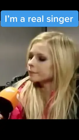 Avril Lavigne - Who do you think she’s talking about ???                          #avrillavigne #sing #live #90s #fyp